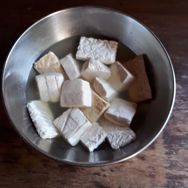 Potong-potong tempe. Campurkan semua bahan utama, diamkan selama 1 jam agar meresap.