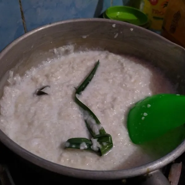 Nyalakan api kecil, masak dan aduk sampai santan terserap dan kering. Teknik ini biasa disebut aron atau karon beras ketan.