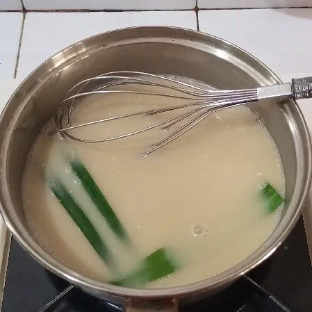 Campur santan, air, gula merah, gula pasir,  garam dan daun pandan masak sampai gula larut lalu biarkan hangat lalu saring.