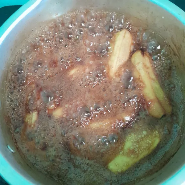 Kecilkan api setelah kuah menyusut.