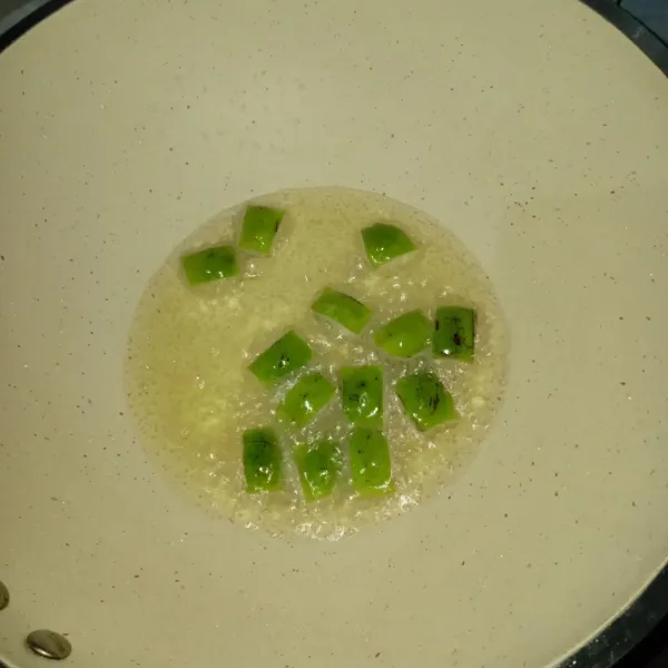 Lalu goreng petai sampai layu.