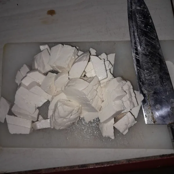 Siapkan juga tahu putih lalu potong.