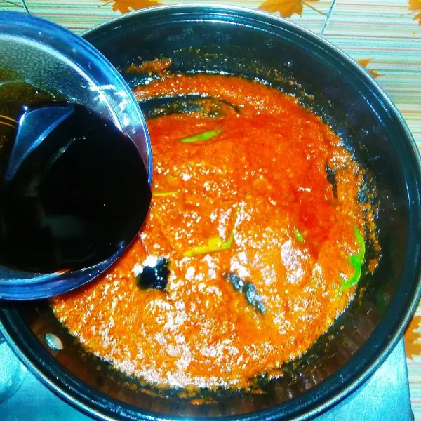 Tambahkan kecap manis, koreksi rasa, sisihkan.