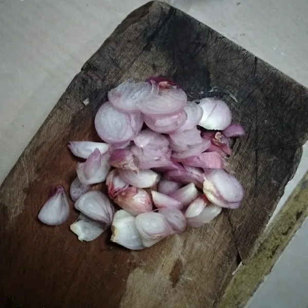 Iris tipis-tipis bawang merah, lalu goreng. Sisihkan.