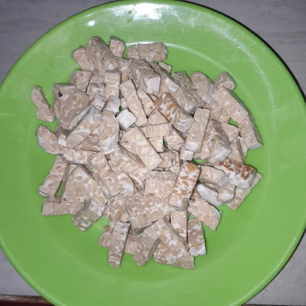 Siapkan tempe lalu potong  sesuai selera.