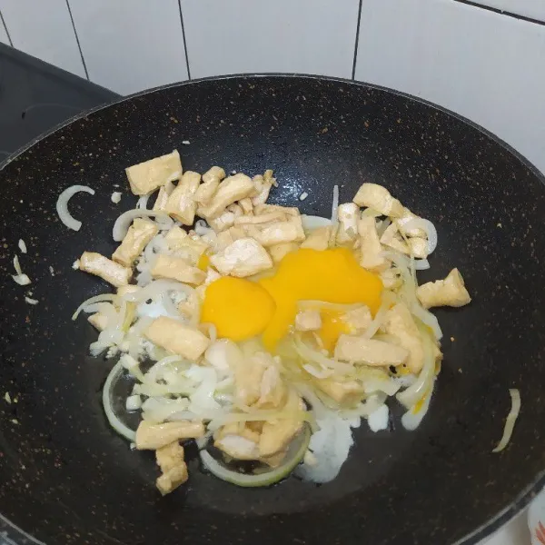 Masukan tahu dan 2 butir telur lalu orak arik telur.