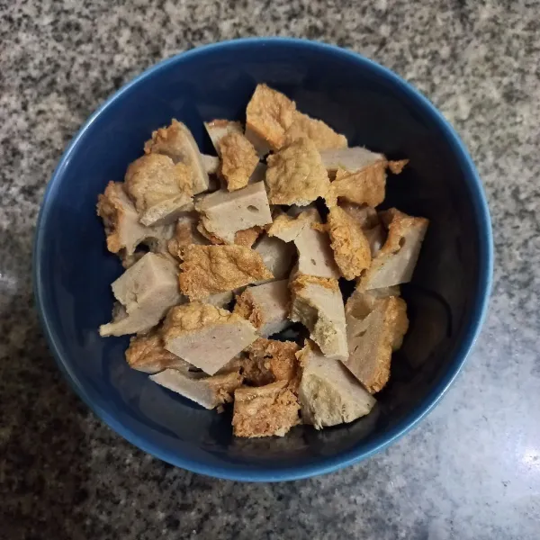 Iris-iris bakso goreng, sisihkan.