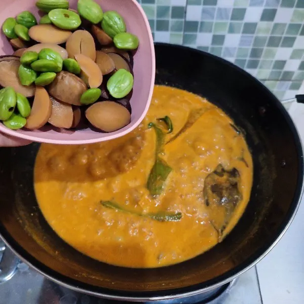 Lalu masukkan jengkol dan petai. Masak terus hingga kuah mengental sambil sesekali diaduk-aduk.