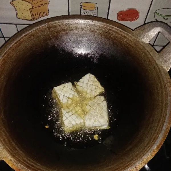 Langkah pertama, goreng tempe hingga matang dan tiriskan.