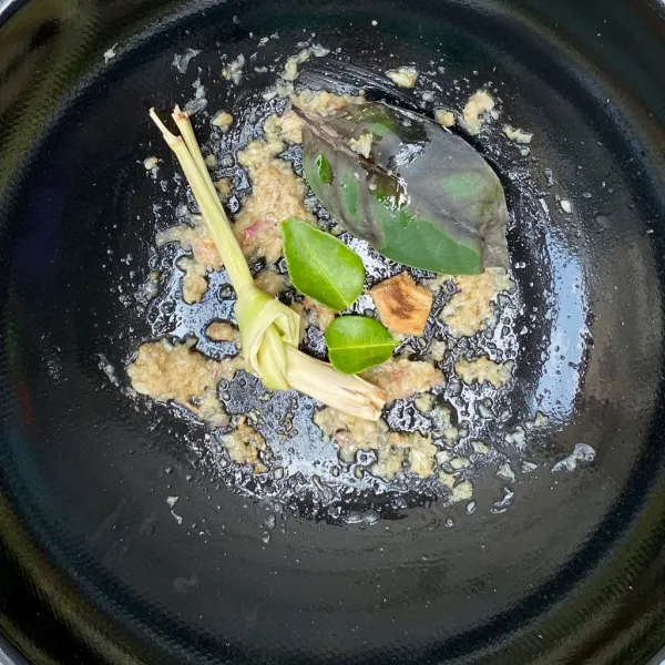 Tumis bumbu halus hingga harum, lalu tambahkan daun salam, daun jeruk, sereh dan lengkuas.