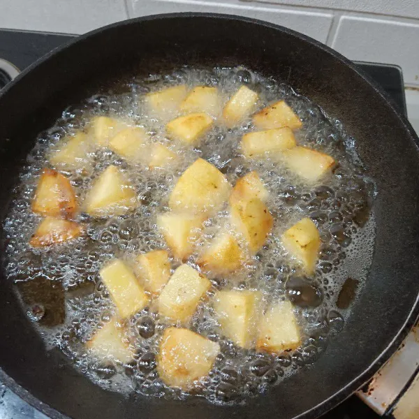 Potong dadu kentang dan goreng kentang sampai matang kecokelatan. Angkat.