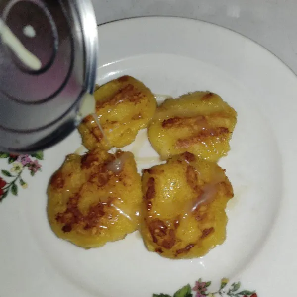 Setelah matang, pindah kan ke wadah, lalu beri susu kental manis dan toping keju, meses coklat. Sajikan selagi hangat.