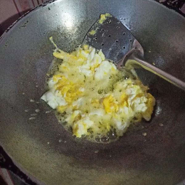 Panaskan minyak goreng secukupnya, masukkan telur goreng orak-arik hingga matang.