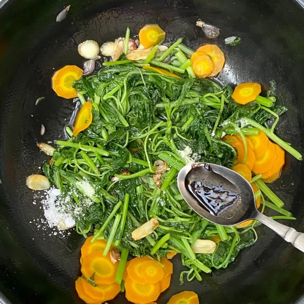 Tambahkan kecap manis dan saus lada hitam. Aduk-aduk hingga bumbu meresap. Angkat dan sajikan.