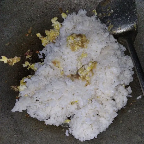 Tambahkan nasi, beri kaldu bubuk.