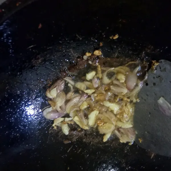 Tambahkan irisan bawang merah, tumis kembali hingga harum.