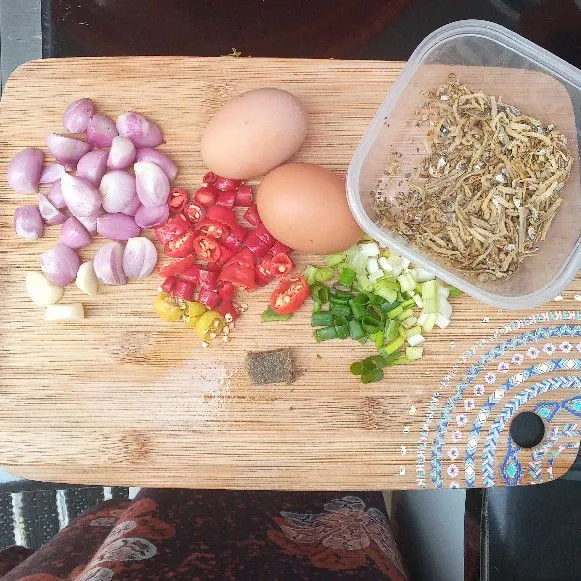 Siapkan bahan, iris cabe, dan daun bawang. Bawang merah biarkan utuh, apabila ukuran bawang merahnya terlalu besar maka belah dua. Potong kasar bawang putih, sisihkan.