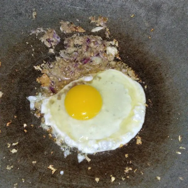 Masukkan telur kemudian orak-arik.