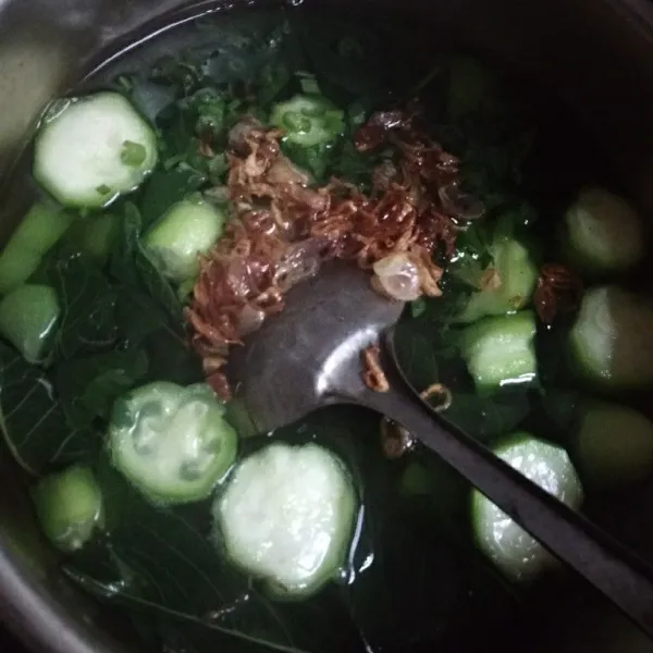 Masukkan irisan daun seledri dan bawang goreng. Siap disajikan.