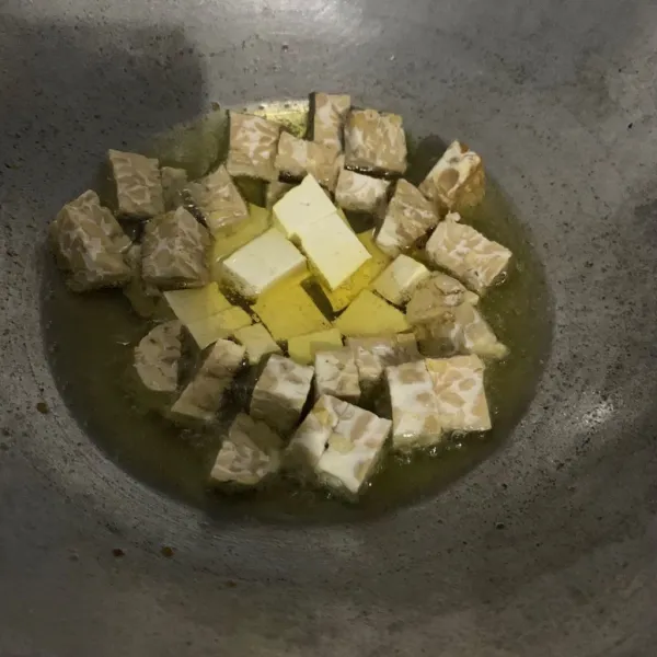 Goreng tahu dan tempe.