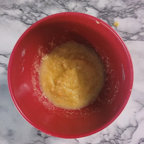 Blender bumbu seperti bawang putih, batang serai, dan kunyit dengan sedikit minyak hingga halus.