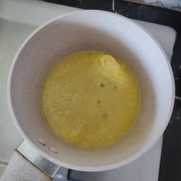 Lelehkan margarin kemudian matikan api.