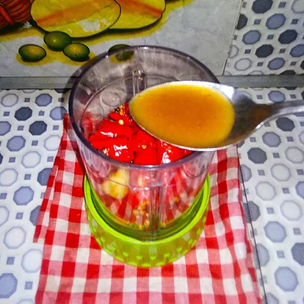 Haluskan bumbu yang sudah di sangrai dengan air asam Jawa.