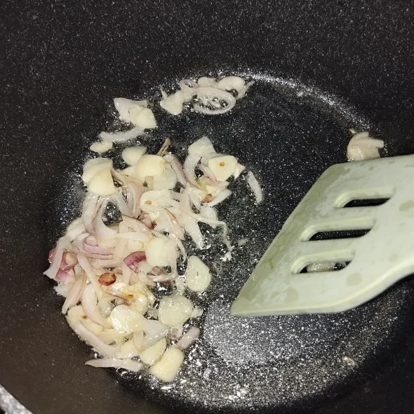 Tumis bawang hingga harum setelah dipotong-potong.