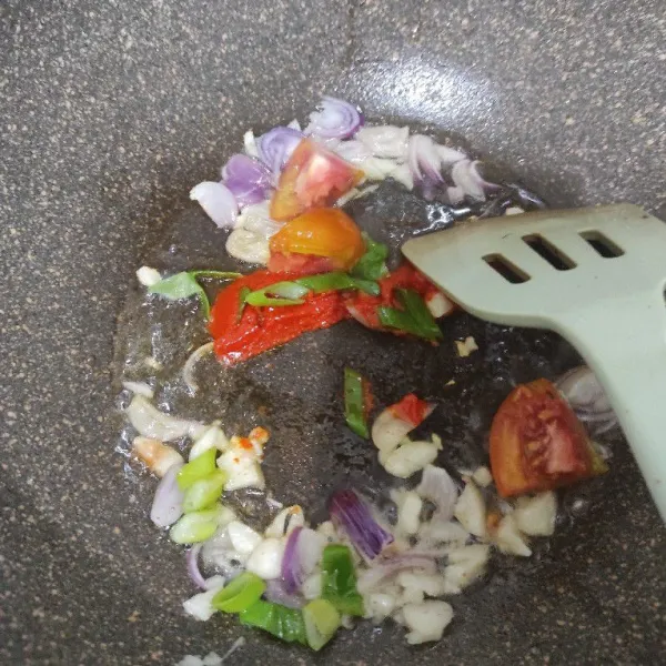 Masukan cabe, tomat, daun bawang. Masak sampai cabe matang.