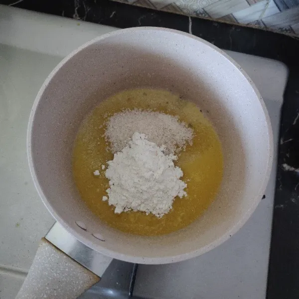 Nasi gula dan tepung kemudian aduk rata.