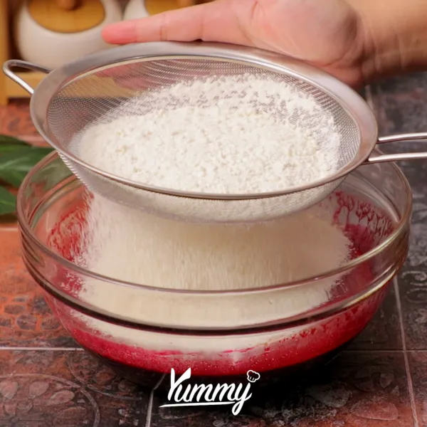 Siapkan ayakan, tambahkan tepung terigu, baking powder, vanili bubuk, dan garam, kemudian ayak. aduk kembali adonan hingga tercampur rata.