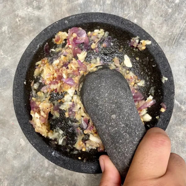 Haluskan bawang merah, bawang putih dan ketumbar.
