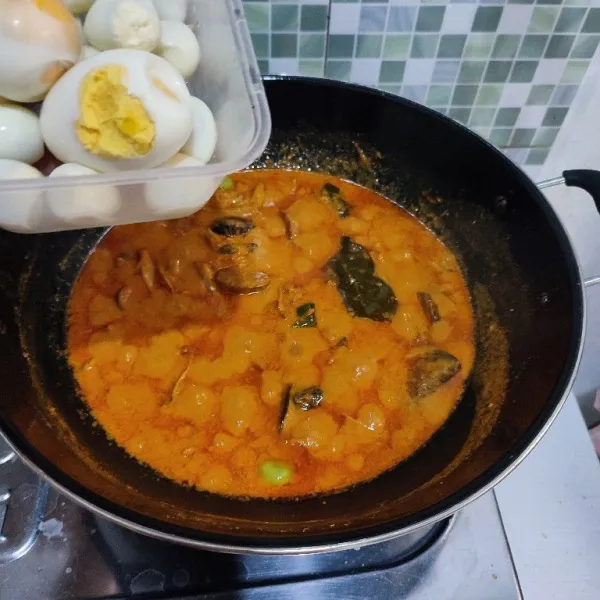 Jika kuah sudah mulai berminyak, masukkan telur. Aduk rata.