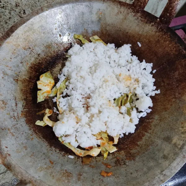 Masukkan nasi, aduk rata.