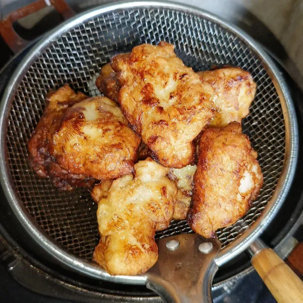 Goreng sampai matang dan sedikit kecokelatan, angkat dan tiriskan, sajikan.