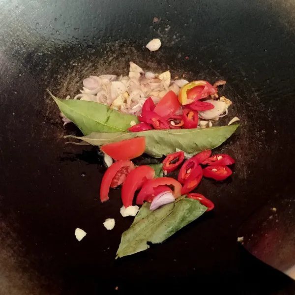 Tumis irisan bawang merah, bawang putih, cabai, tomat, terasi, daun salam.