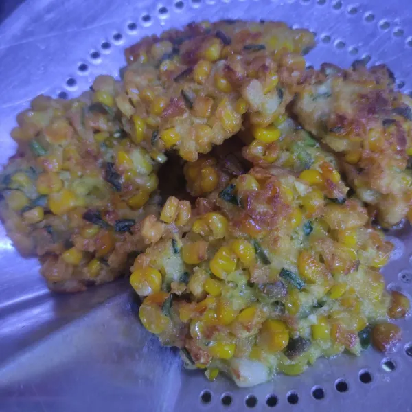 Tiriskan, kemudian sajikan hangat. Bisa jadi cemilan atau lauk makan.