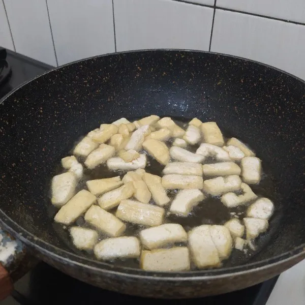 Potong tahu lalu goreng  hingga berkulit, sisihkan.