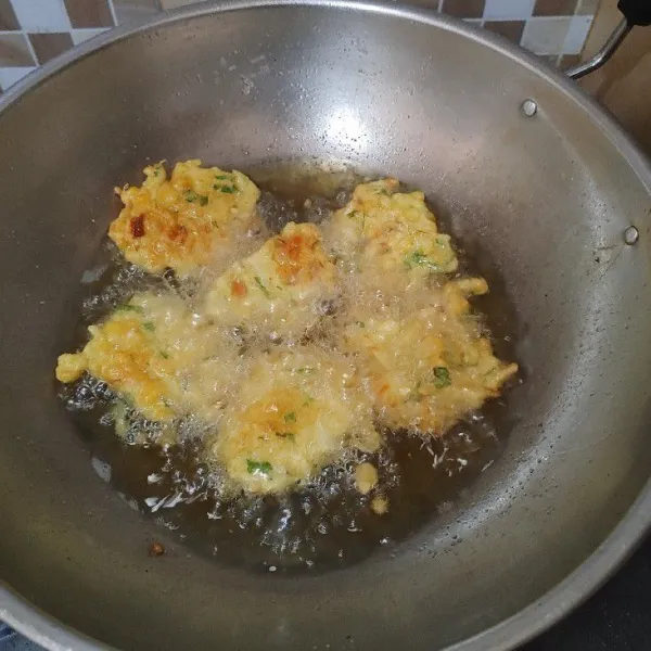 Panaskan wajan dan beri minyak, ambil 1 sdm adonan bakwan dan goreng sampai matang kuning kecokelatan. Angkat dan tiriskan, sajikan.
