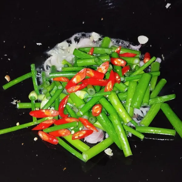 Tambahkan bunga bawang dan irisan cabe.