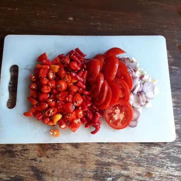 Potong-potong cabai, bawang merah, bawang putih, dan tomat