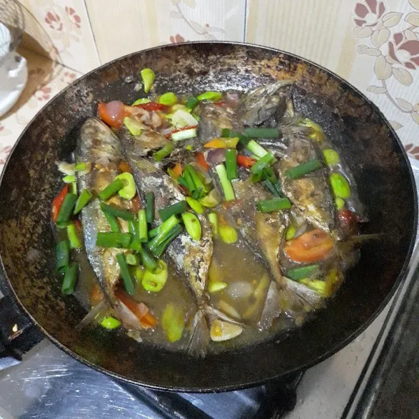 Terakhir tambahkan daun bawang, masak sebentar hingga layu lalu matikan kompor. Tim peda petai siap disajikan.