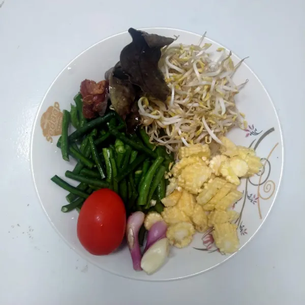 Siapkan bahan-bahannya. Cuci bersih. Iris tipis putren, bawang putih, dan bawang merah. Potong-potong kacang panjang.