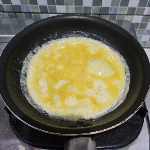 Buat telur dadar hingga matang, sisihkan.