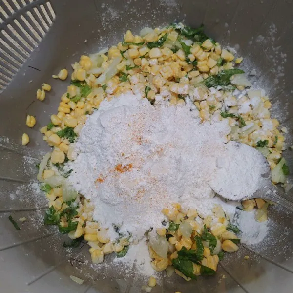 Masukkan tepung maizena dan tepung beras, beri bumbu garam, kaldu jamur dan kunyit bubuk, aduk rata.