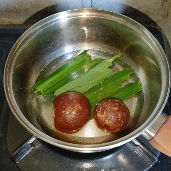 Rebus gula aren, air, daun pandan dan garam dipanci.
