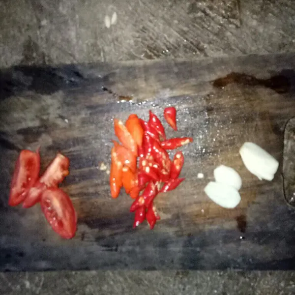 Iris-iris cabe, bawang & tomat, sisihkan.