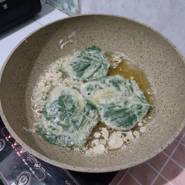 Kemudian langsung goreng dalam minyak panas dengan api sedang.