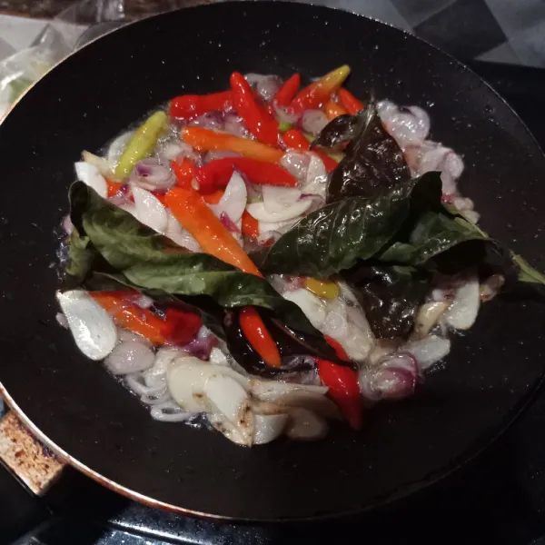 Tumis bawang merah, putih, cabe, daun salam dan sereh sampai matang matikan api.
