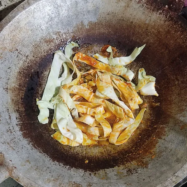 Masukkan kol, masak hingga kol layu.